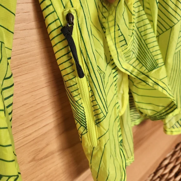 BROOKS RUN HAPPY DRIFT SHELL LIGHTWEIGHT WINDBREAKER JACKET SIZE MED WOMENS - Picture 9 of 10